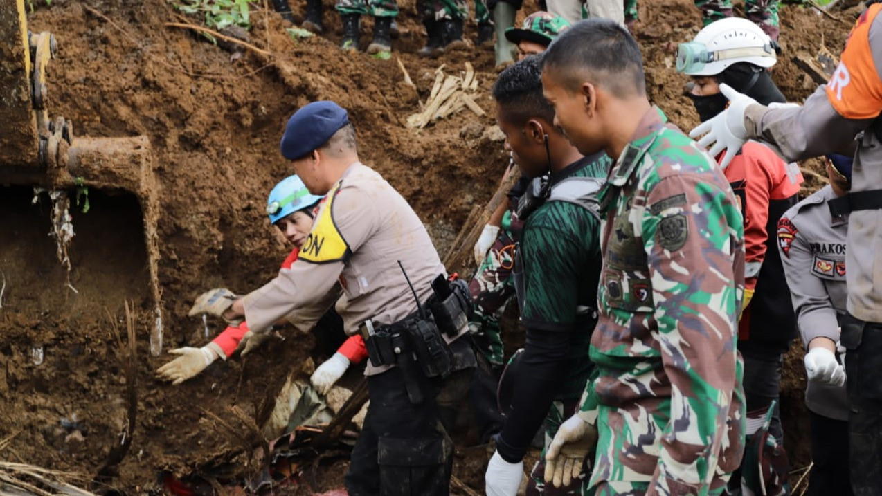 Proses Evakuasi Gempa Cianjur di Jalan Cugenang, Cianjur, Jawa Barat