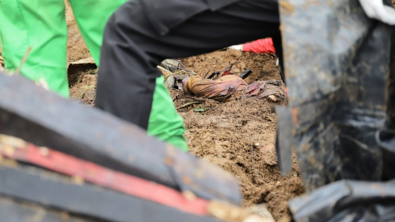 Proses Evakuasi Gempa Cianjur di Jalan Cugenang, Cianjur, Jawa Barat