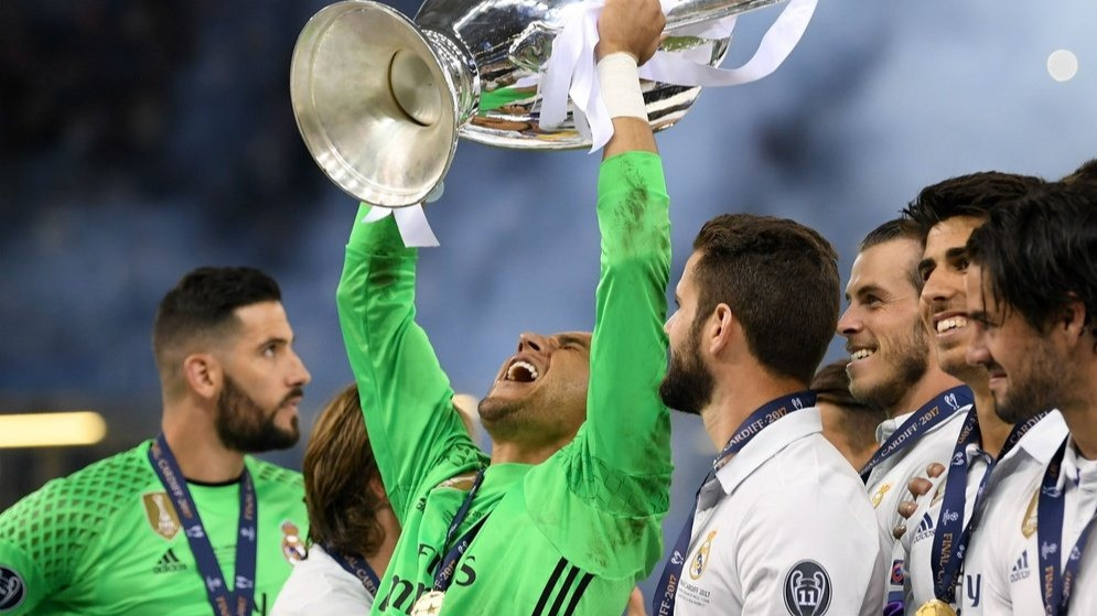 Keylor Navas mengangkat tofi Liga Champions bersama Real Madrid