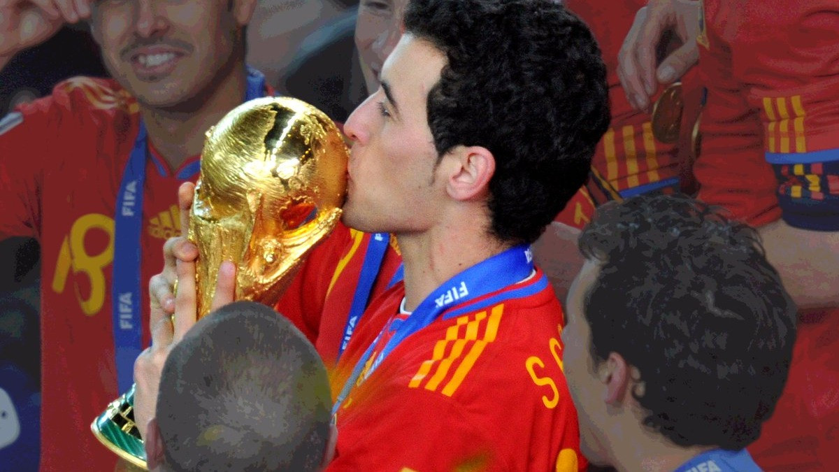 Sergio Busquets mencium tropi Piala Dunia 2010, saat Spanyol menjadi juara