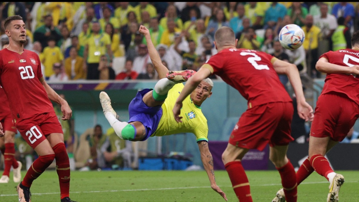 Aksi tendangan akrobatik Richarlison pada laga Brasil kontra Serbia, Piala Dunia 2022.