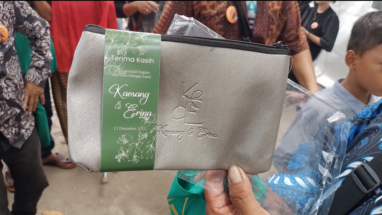 Unboxing Souvenir Resepsi Pernikahan Kaesang-Erina untuk Masyarakat, Apa Aja?
            - galeri foto