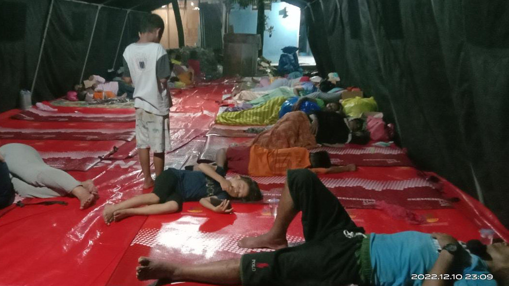 Pasca Kebakaran Lorong Pabrik Tahu di Ambon, Ratusan Warga Mengungsi di Tenda: Balita dan Lansia Mulai Terserang Penyakit
            - galeri foto