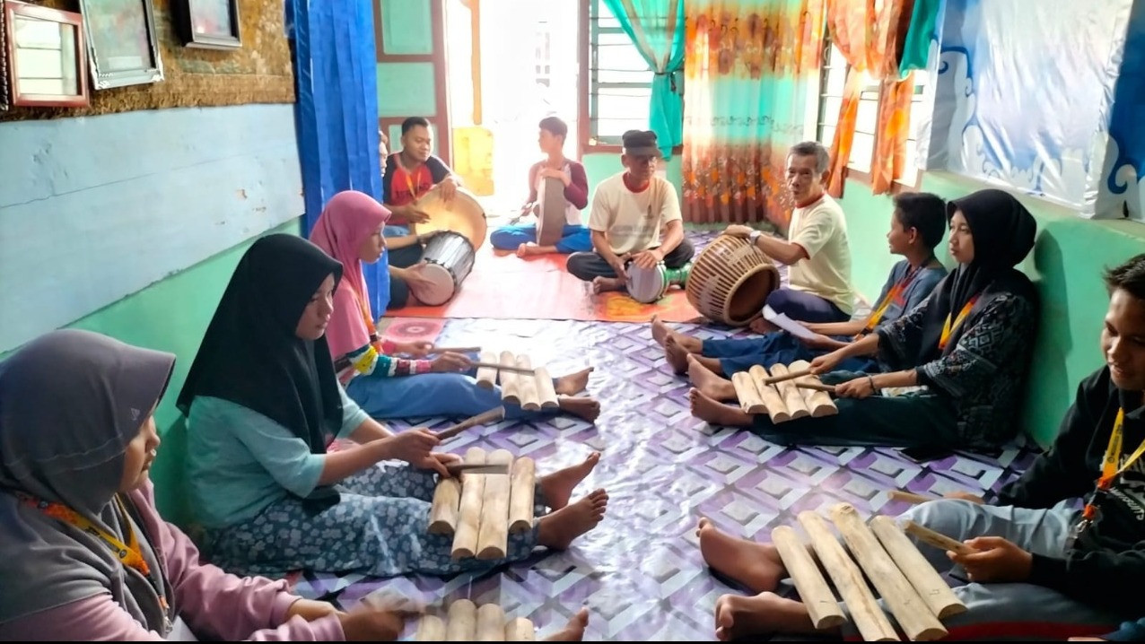 Sejumlah anak remaja sedang berlatih Senandung Jolo di Sanggar Mengorak Silo, Kumpeh Ilir, Kabupaten Muaro Jambi, Provinsi Jambi.