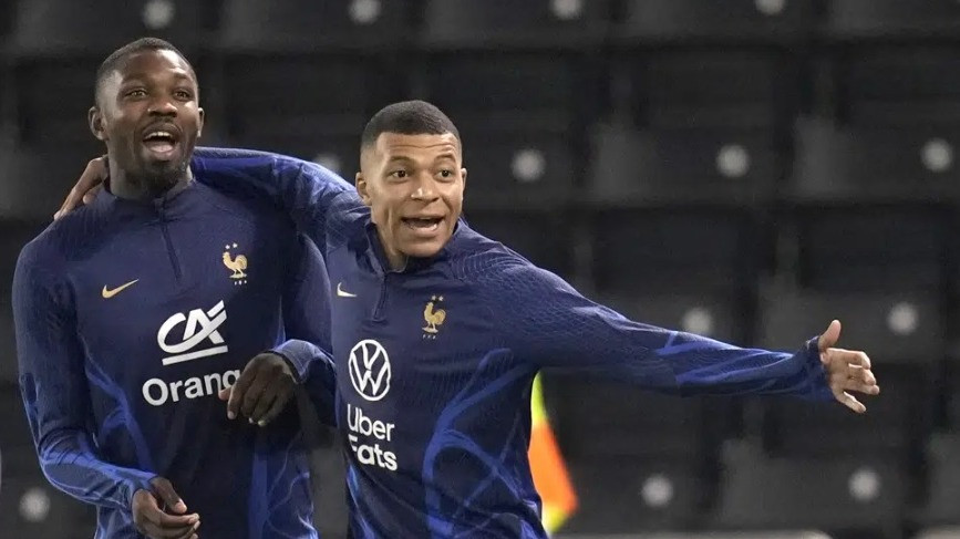 Kylian Mbappe dari Prancis, kanan, dan Marcus Thuram, berlatih selama sesi latihan di stadion Jassim Bin Hamad di Doha, Qatar, Jumat, (16/12/2022).