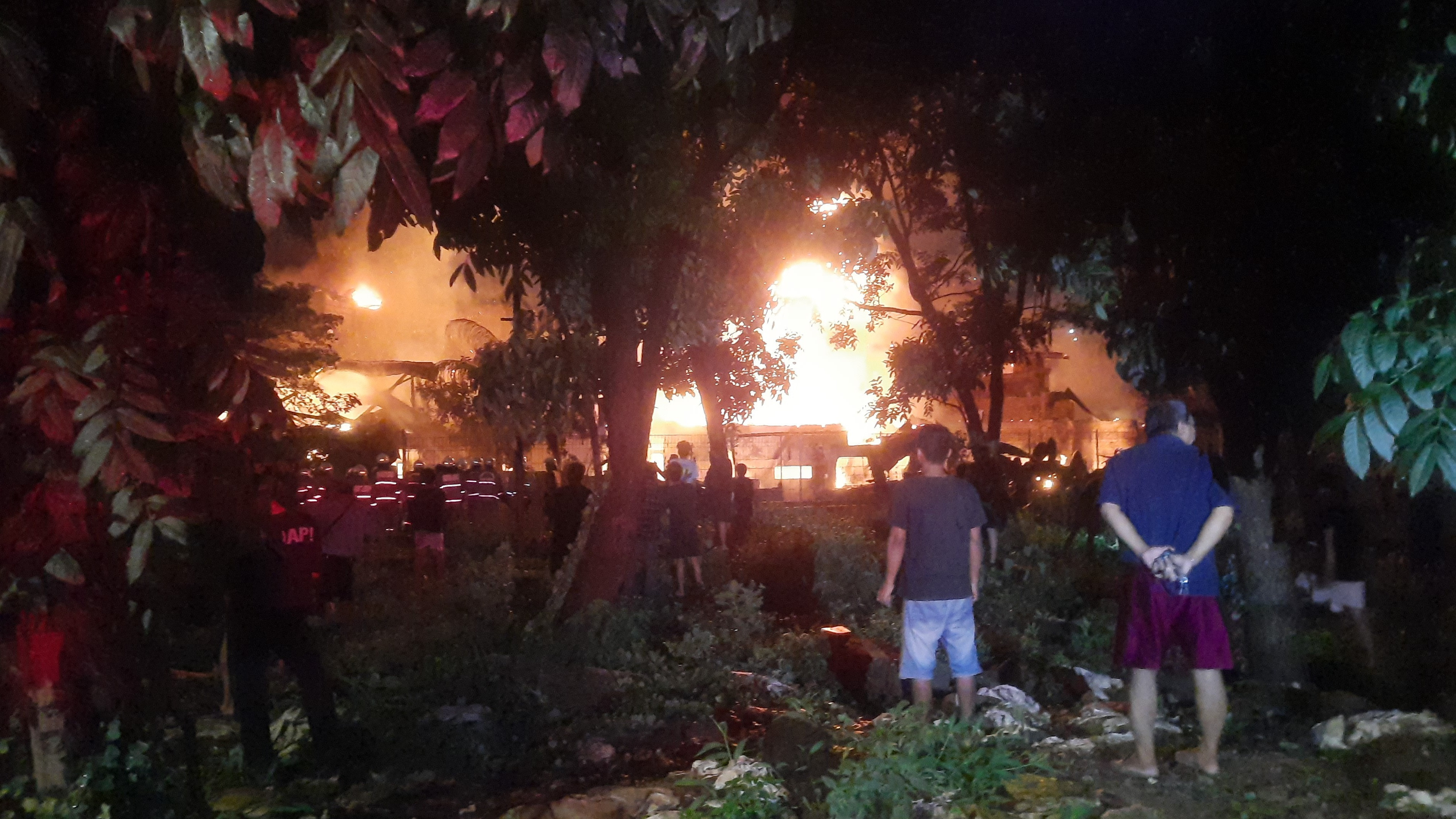 Detik-detik Si Jago Merah Melalap Puluhan Rumah di Gang Amal Satu Mampang, Begini Foto-fotonya
            - galeri foto