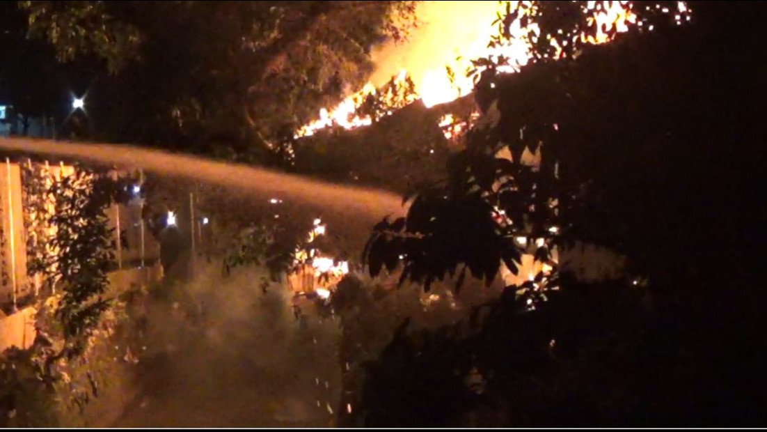 Detik-detik Si Jago Merah Melalap Puluhan Rumah di Gang Amal Satu Mampang, Begini Foto-fotonya
            - galeri foto