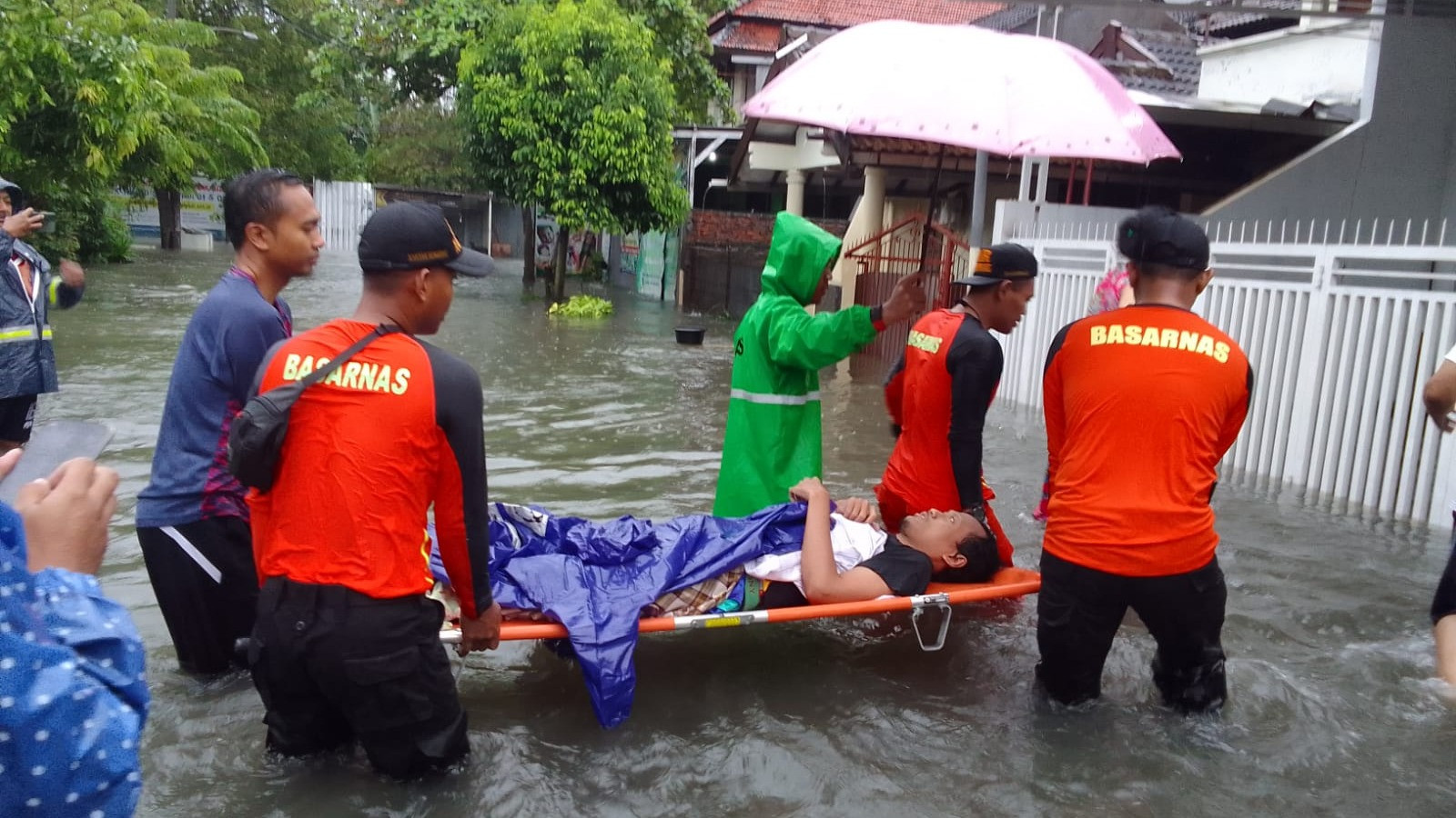 Potret Memilukan Bencana Banjir di Kota Semarang, SAR Evakuasi 172  Korban
            - galeri foto