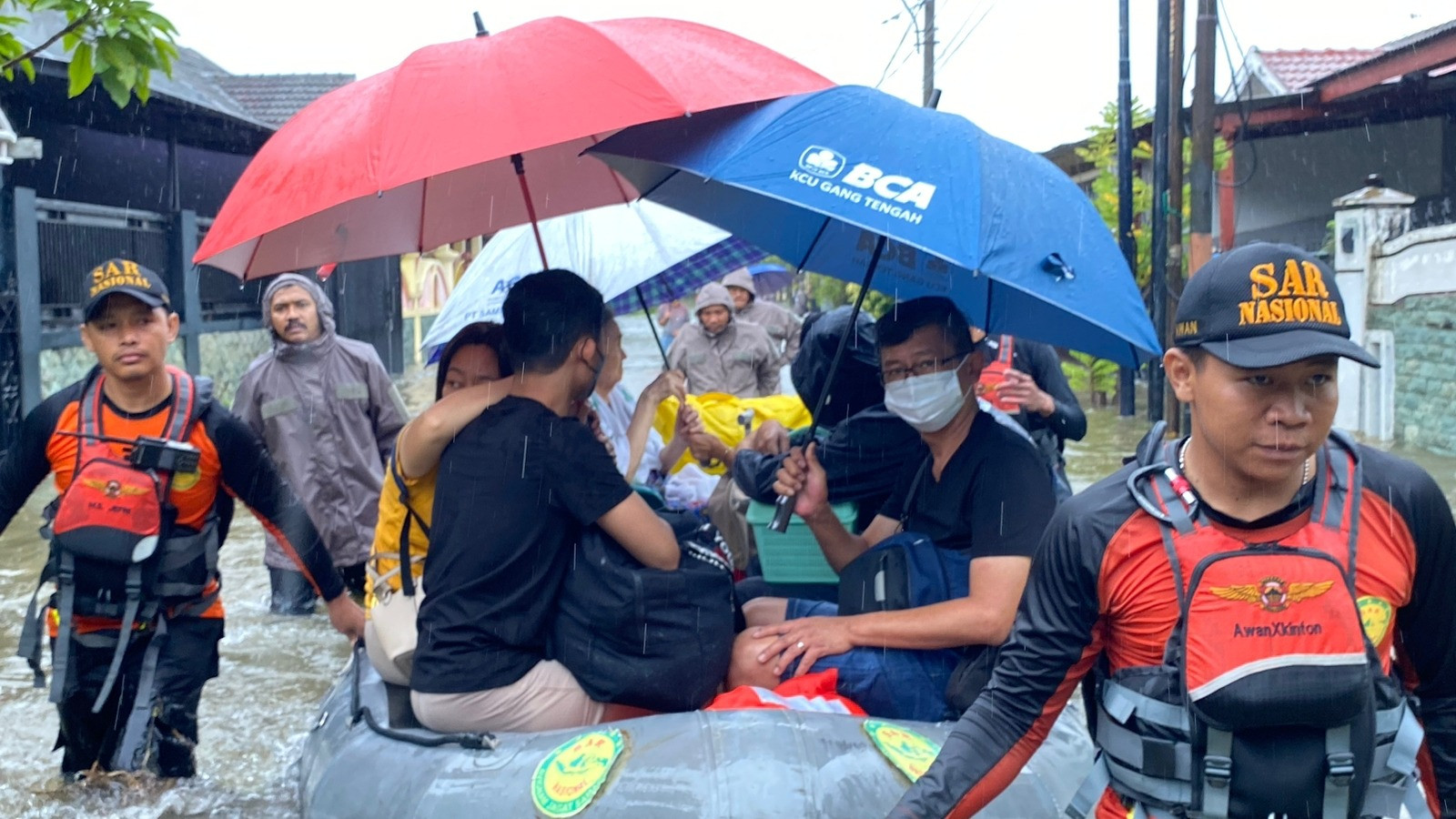 Potret Memilukan Bencana Banjir di Kota Semarang, SAR Evakuasi 172  Korban
            - galeri foto