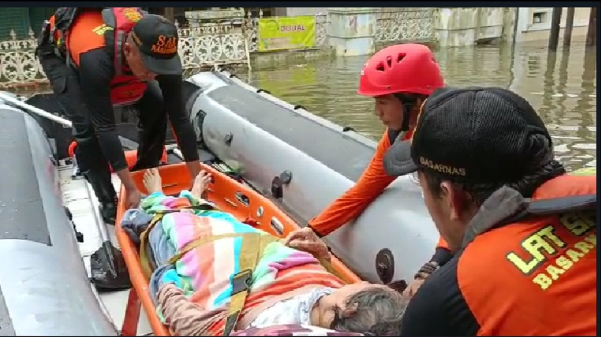 Potret Memilukan Bencana Banjir di Kota Semarang, SAR Evakuasi 172  Korban
            - galeri foto