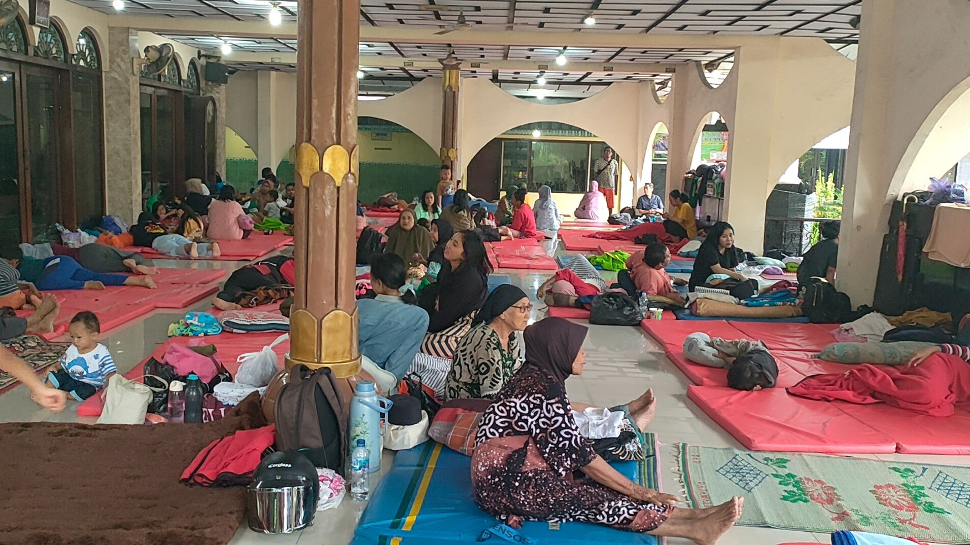 Warga yang mengungsi di lokasi pengungsian Masjid Al Karomah (1/1/2023).