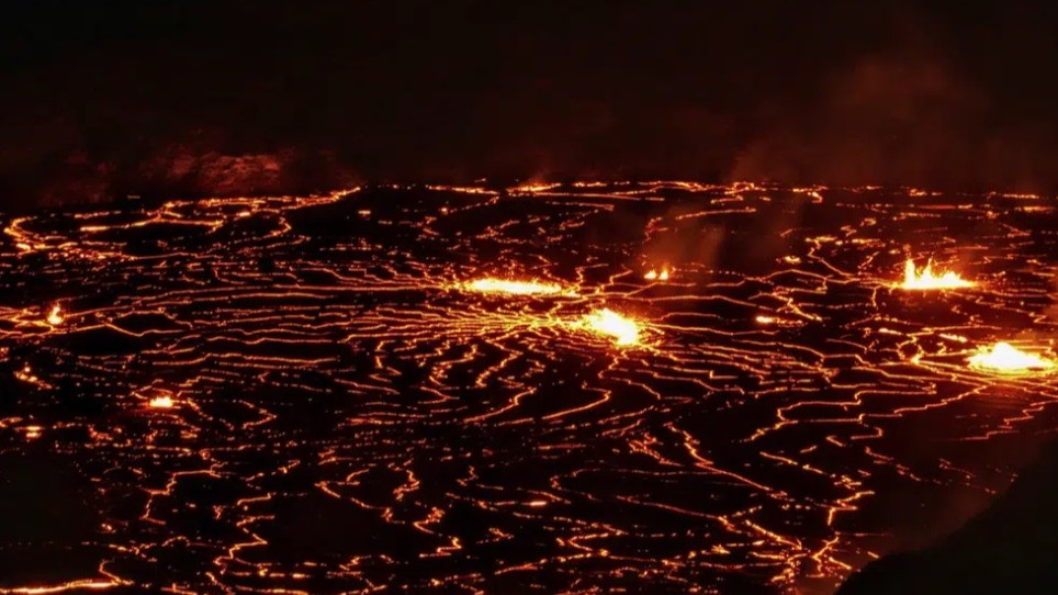 Foto ini disediakan oleh Volcano Hideaways menunjukkan lava meletus di kawah puncak gunung berapi Kilauea di Taman Nasional Hawaii, Hawaii pada Jumat (6/1/2023).