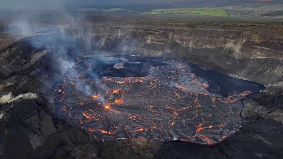 Foto yang disediakan oleh Survei Geologi AS ini menunjukkan bagian dalam kawah puncak Gunung Kilauea pada Jumat (6/1/2023).