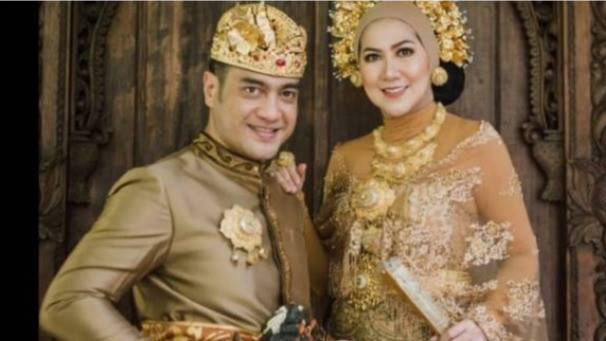Ini Sosok Venna Melinda yang Laporkan Sang Suami Atas Dugaan KDRT ke Polda Jatim
            - galeri foto