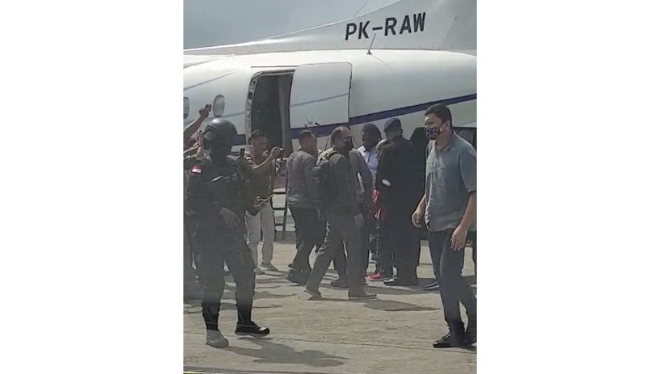 Lukas Enembe dinaikkan ke dalam pesawat (10/1/2023).