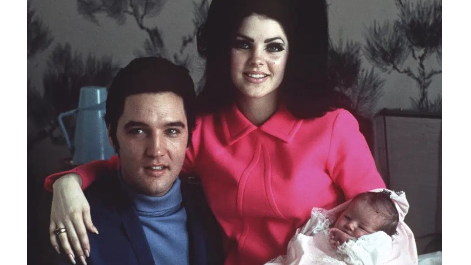 Elvis Presley berpose bersama istri Priscilla dan putrinya Lisa Marie, di sebuah kamar di rumah sakit Baptist di Memphis, Tenn., pada 5 Februari 1968.