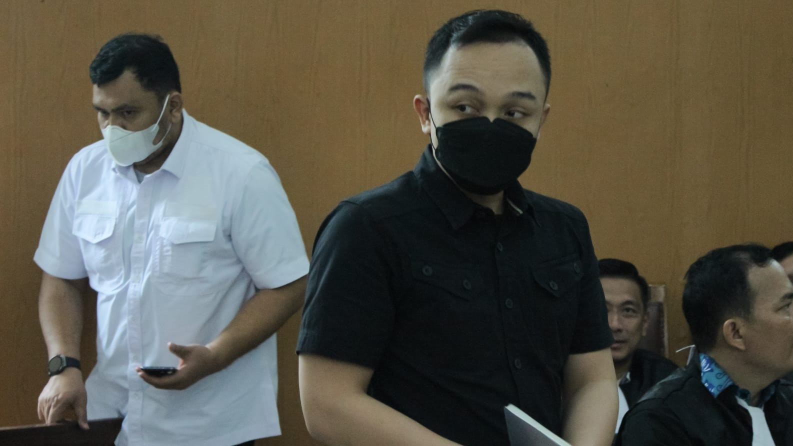 Terdakwa Kasus Pembunuh terhadap Brigadir J, Ricky Rizal, memasuki ruang persidangan untuk menjalani sidang nota pembelaan, di Pengadilan Negeri Jakarta Selatan, Jumat (27/01/2023).