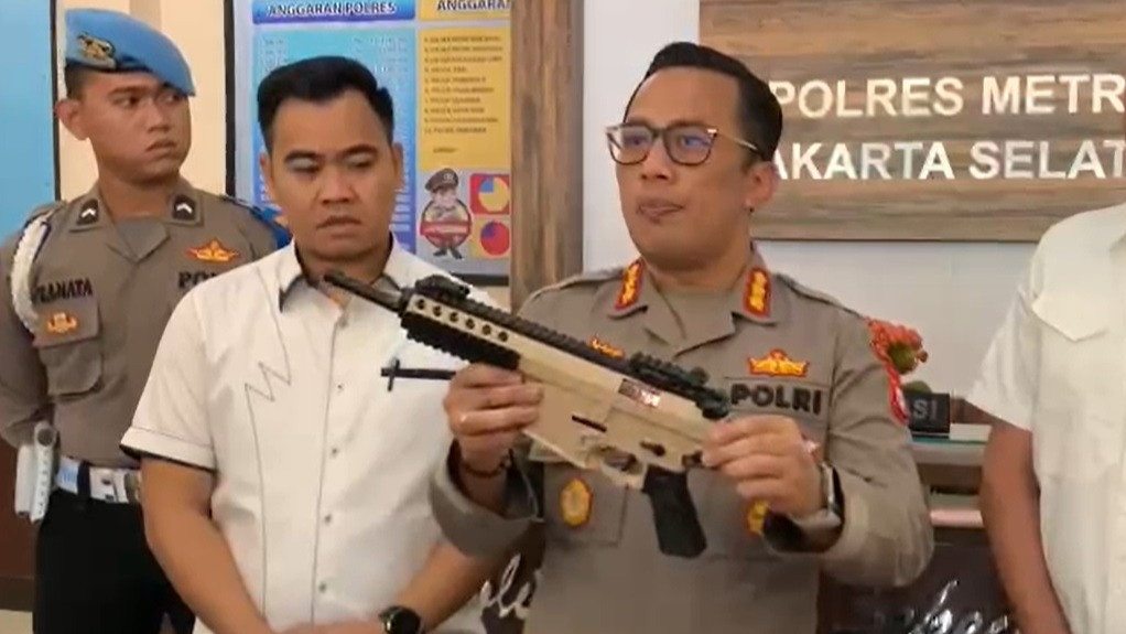 Kapolres Metro Jakarta Selatan Kombes Ade Ary memegang airsoftgun yang disita dari pengemudi fortuner.