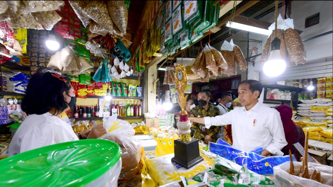 Presiden Jokowi mengunjungi Pasar Wonokromo Surabaya, Jawa Timur (18/2/2023).