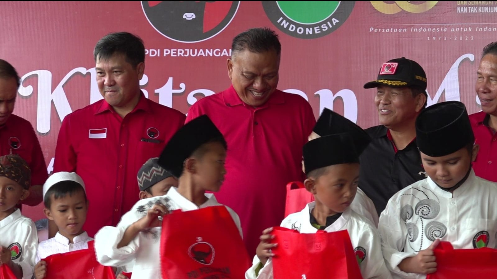 Dewan Pimpinan Daerah (DPD) PDIP Sulawesi Utara (Sulut) mengadakan Khitanan massal gratis bagi anak-anak Masyarakat Sulut, Jumat (24/02/2023) Pagi.