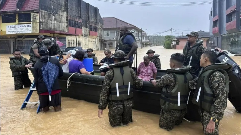 Tentara mengevakuasi penduduk di kota Chaah di Segamat, di negara bagian Johor selatan, Malaysia, Rabu, 1 Maret 2023.