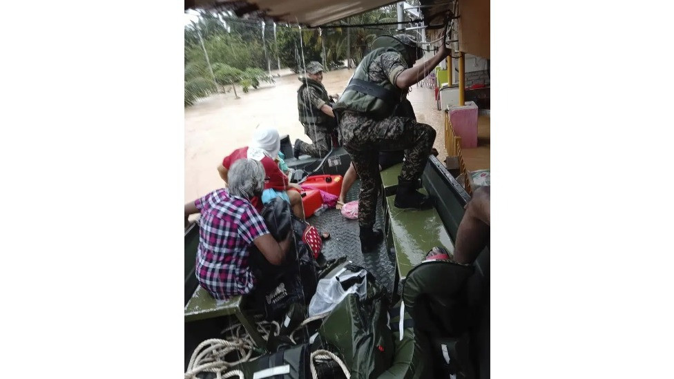 Tentara mengevakuasi penduduk di kota Chaah di Segamat, di negara bagian Johor selatan, Malaysia, Rabu, 1 Maret 2023.