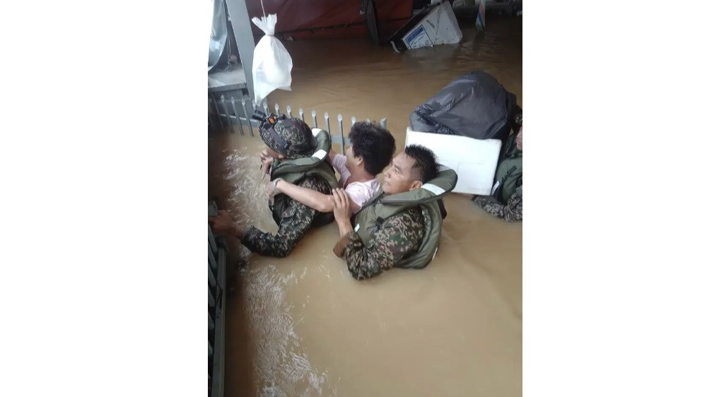 Tentara mengevakuasi penduduk di kota Chaah di Segamat, di negara bagian Johor selatan, Malaysia, Rabu, 1 Maret 2023.