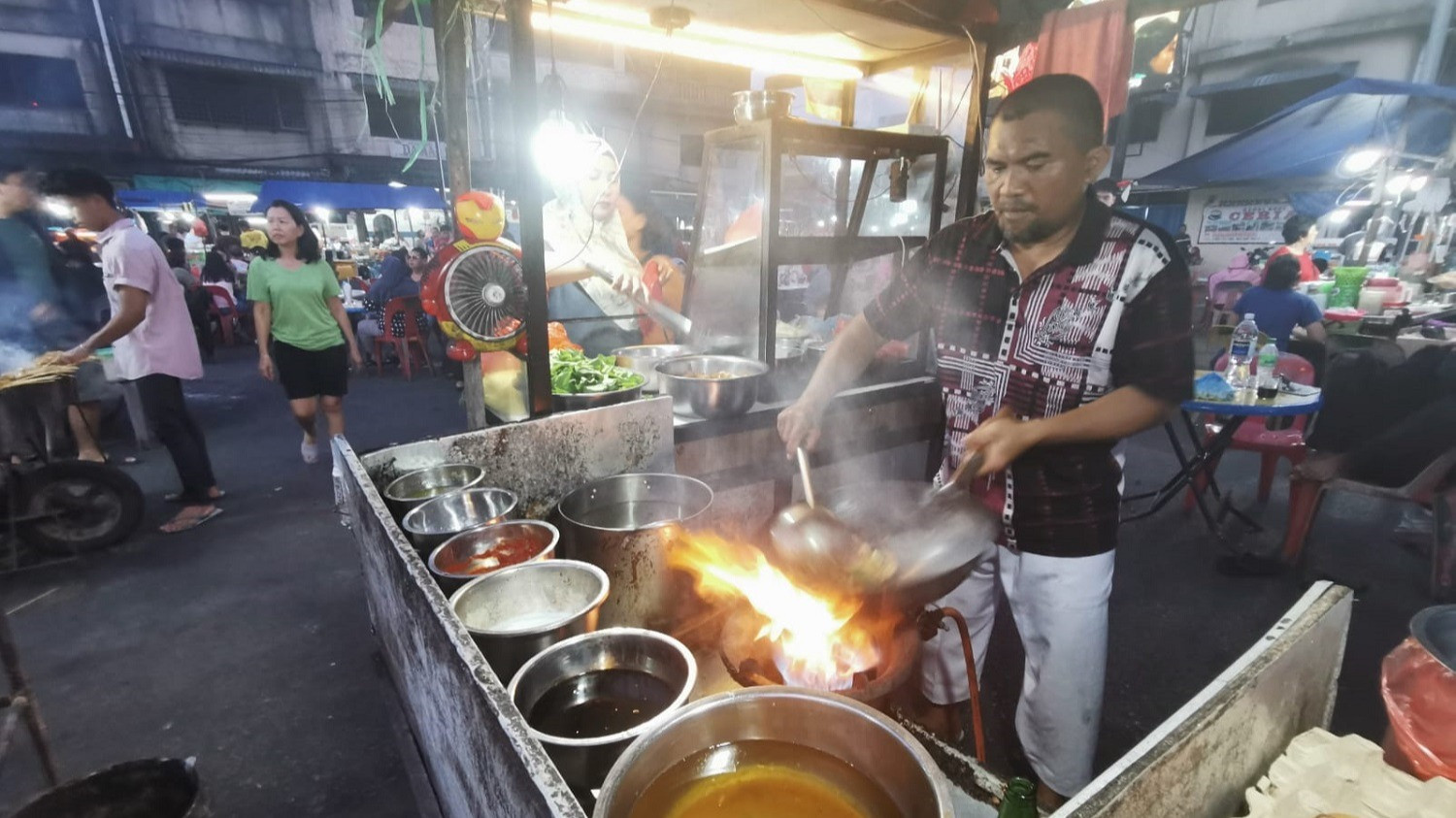 Penjual makanan di Akau Potong Lembu.