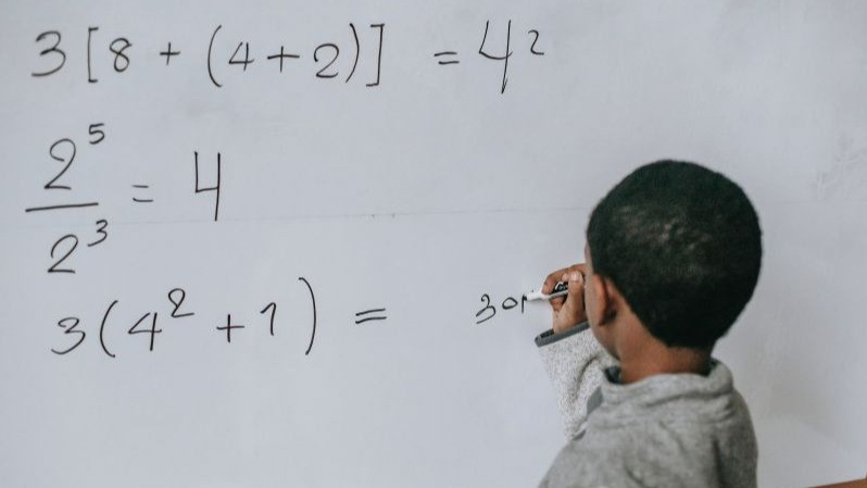 Ilustrasi - anak sedang belajar matematika.