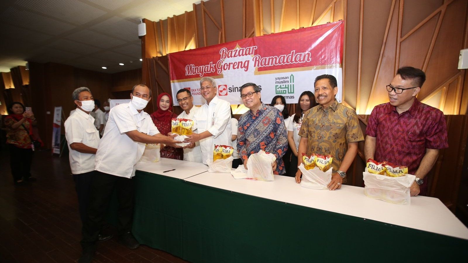 Sinar Mas melalui Yayasan Muslim Sinar Mas (YMSM) dan Sinar Mas Land kembali menyelenggarakan Bazar Minyak Goreng dan Wakaf Al-Qur’an di Kementerian Pekerjaan Umum dan Perumahan Rakyat (PUPR), Selasa (14/03), di Jakarta.