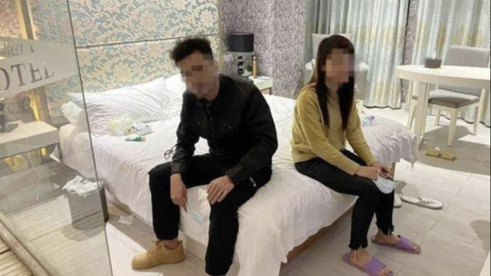 Syok! Pria Ini Sewa Jasa Prostitusi, Tak Disangka yang Datang Adalah Istrinya Sendiri, Ini Kisah Lengkapnya...
            - galeri foto