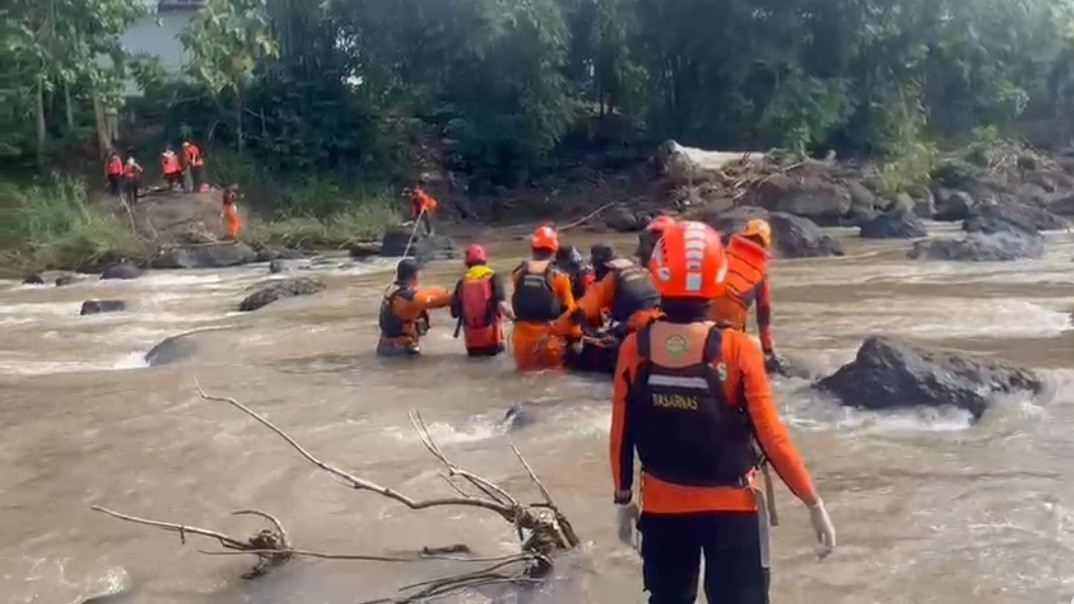 Foto-Foto Dramatis Pencarian Korban Terseret Arus Banjir Tiga Pekerja Bendungan Pammukkulu, Kabupaten Takalar,
            - galeri foto