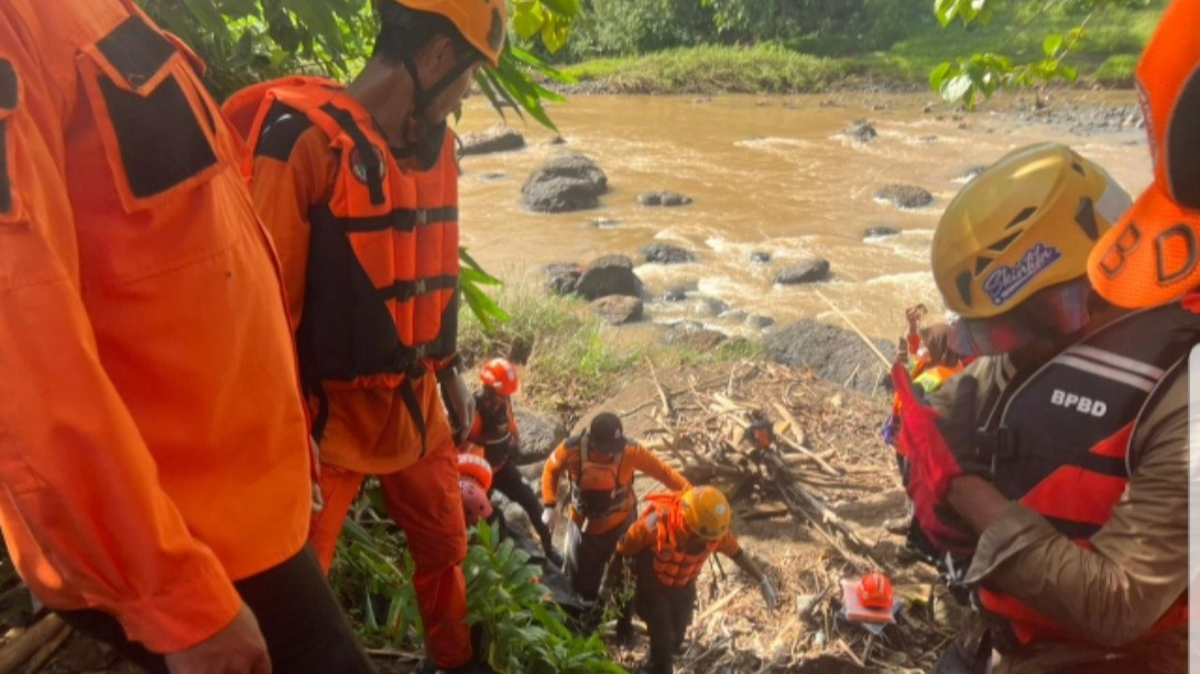 Foto-Foto Dramatis Pencarian Korban Terseret Arus Banjir Tiga Pekerja Bendungan Pammukkulu, Kabupaten Takalar,
            - galeri foto