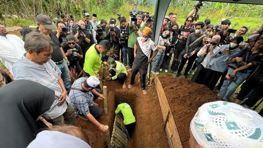 Jenasah Nani Wijaya dimakamkan di TPU Babakan Madang, Kabupaten Bogor, Jawa Barat.
