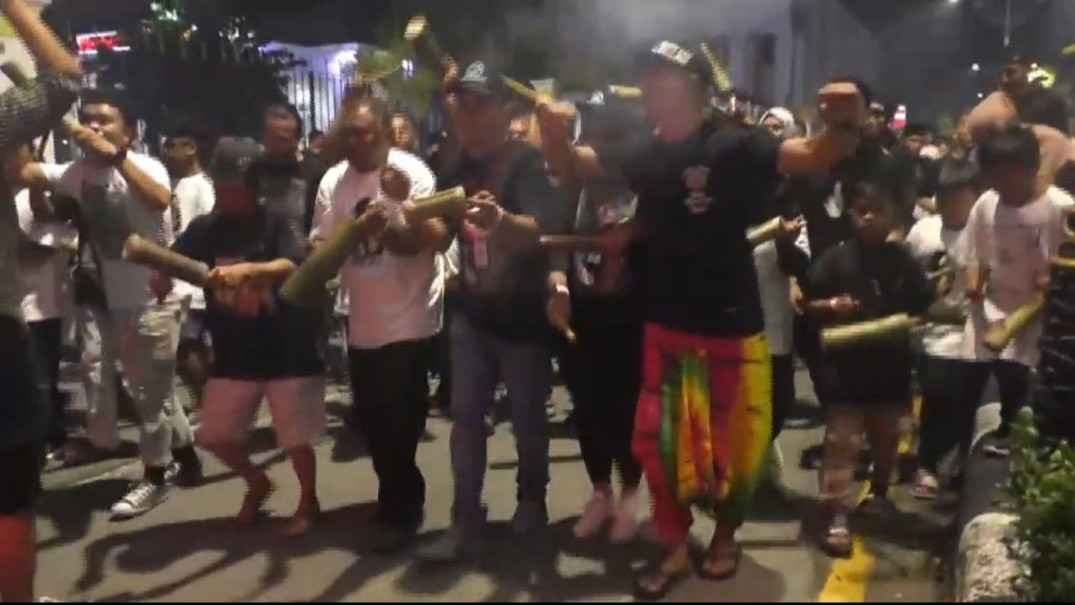 Tradisi “Tongklekan” Bangunkan Sahur Bulan Ramadhan
            - galeri foto