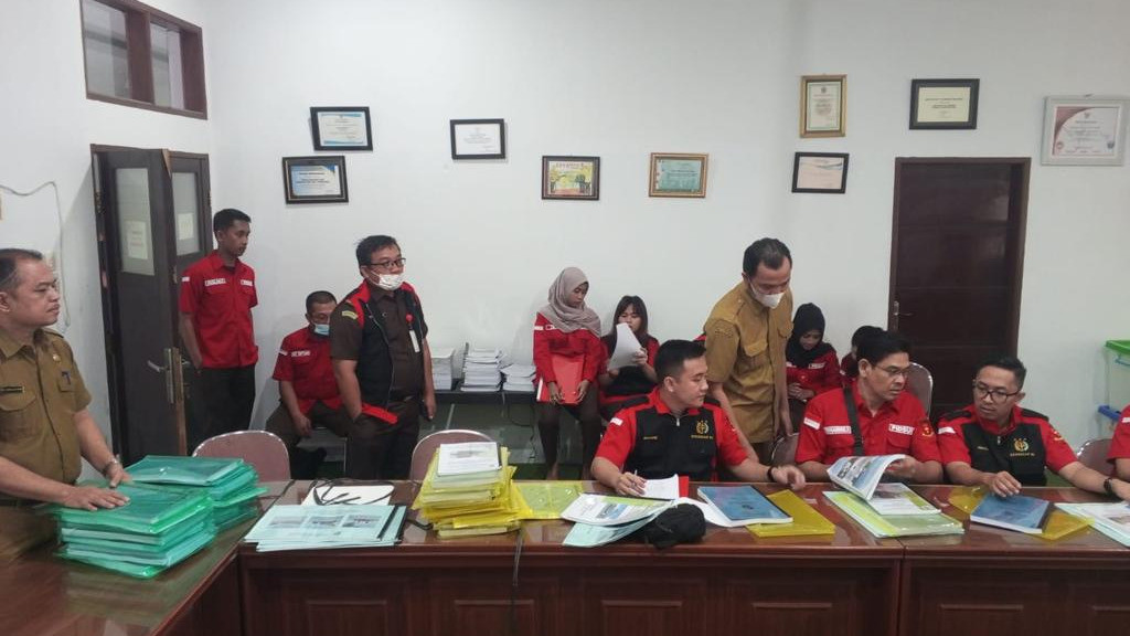 Korupsi Pengawasan Belanja Modal Kesehatan Rp720 Juta, Kejaksaan Geledah Dinkes Deli Serdang
            - galeri foto