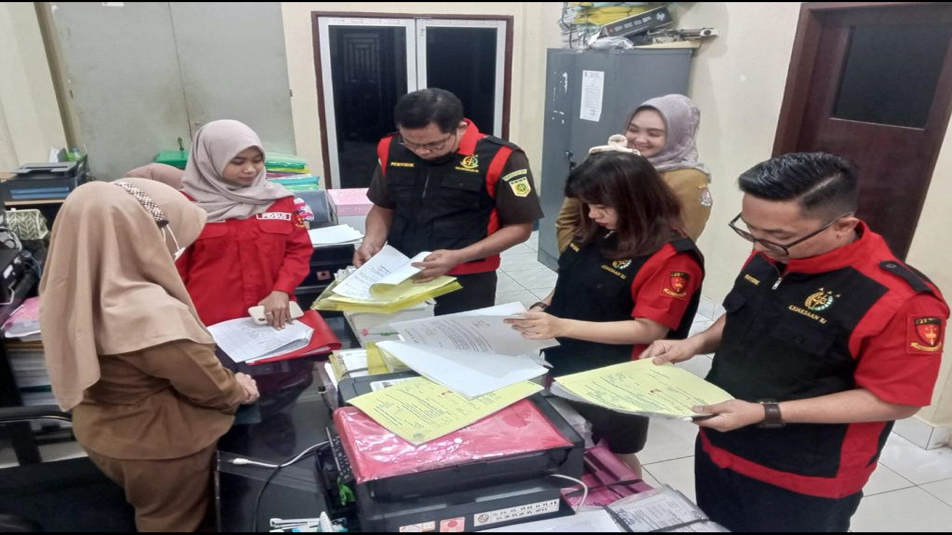 Korupsi Pengawasan Belanja Modal Kesehatan Rp720 Juta, Kejaksaan Geledah Dinkes Deli Serdang
            - galeri foto