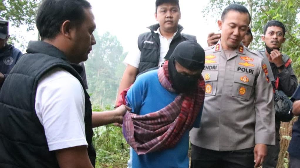 Dukun maut asal Banjarnegara, Tohari alias Mbah Slamet saat menunjukkan lokasi korban dikubur. (Dok. Polda Jateng)