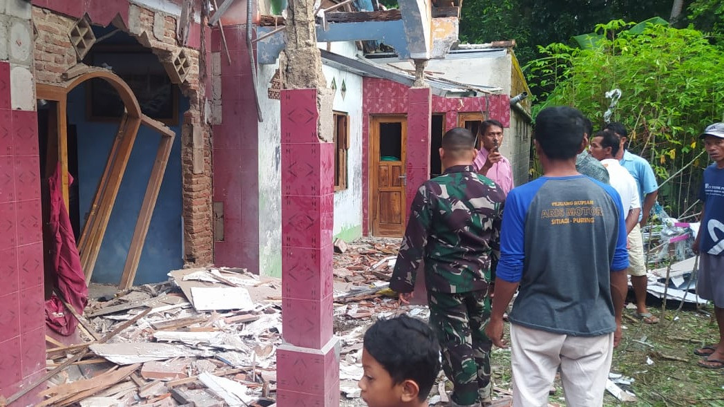 Ledakan Besar di Kebumen Diduga Berasal dari Obat Mercon, Satu Orang Terluka
            - galeri foto