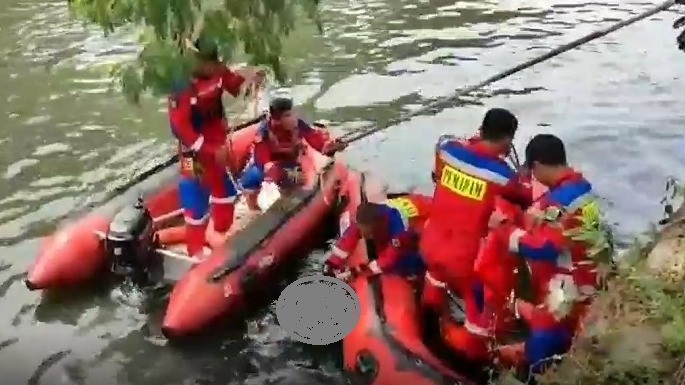 Jasad seorang WNA yang menceburkan di ke Kali Sunter berhasil ditemukan (11/4/2023).