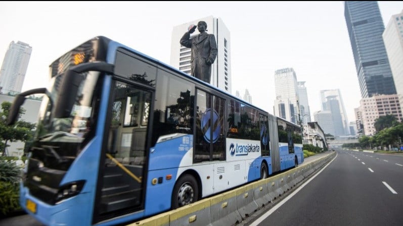 TrasnJakarta saat Melintas di Depan Patung Sudirman, Jakarta Selatan