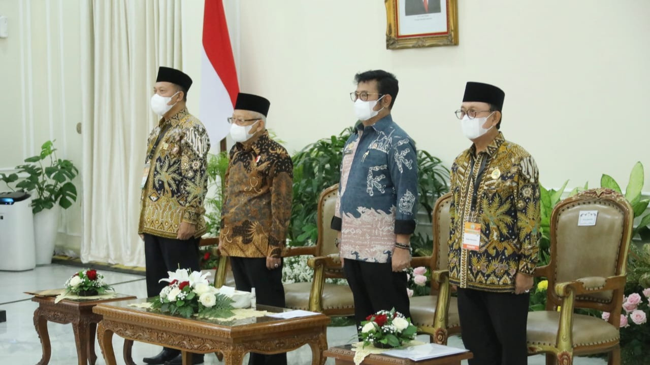 SYL saat mendampingi Wapres Maruf Amin dalam pengukuhan pengurus Gabungan Pengusaha Kelapa Sawit Indonesia (Gapki) di Istana Wakil Presiden, Jakarta.