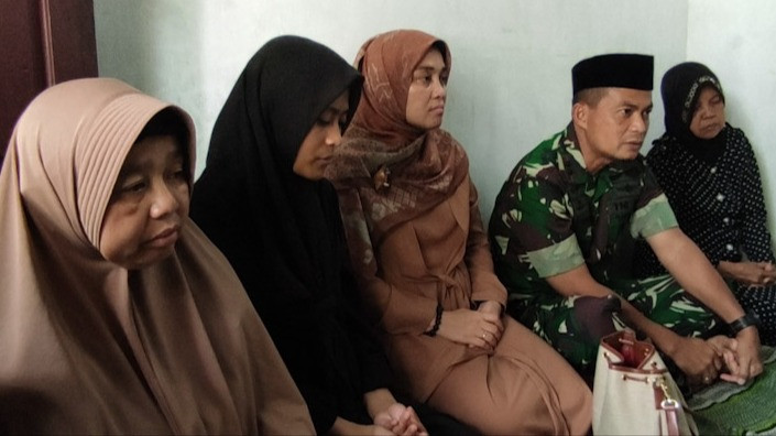 Komandan Distrik Militer 0801 Pacitan, Letkol Inf Roliyanto bersama istri dan sejumlah anggota TNI kodim saat melaksanakan takjiah memberikan motivasi buat keluarga.