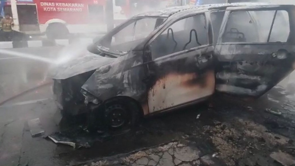 Mobil pemudik hangus usai terbakar di Jalan Raya Setia Budi, Kelurahan Srondol Kulon atau tepatnya di depan lampu merah patung kuda Undip, Kecamatan Banyumanik, Kota Semarang pada Kamis (20/4/2023).