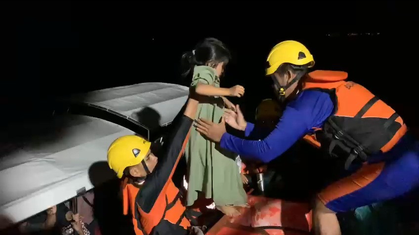 Tim Basarnas evakuasi wisatawan dari kapal alami mati mesin di perairan Rupat Bengkalis.