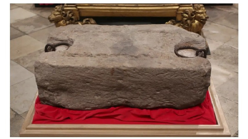 The Stone of Destiny terlihat selama upacara penyambutan menjelang penobatan Raja Inggris Charles III, di Westminster Abbey, London, Sabtu, 29 April 2023.