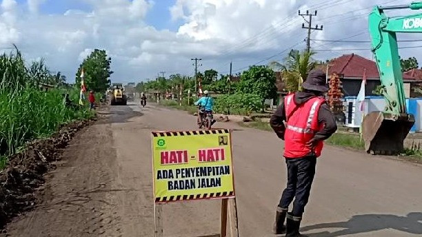 Perbaikan Jalan di Lampung Disebut Proyek Roro Jonggrang karena Kedatangan Jokowi, Pemprov Buka Suara
            - galeri foto