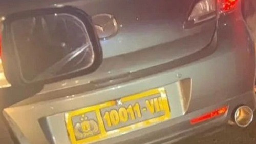 Pengendara Mobil Berpelat Dinas Polisi Ngamuk Gara-Gara Disalip, Bawa Pistol dan Toyor Sopir Taksi Online
            - galeri foto