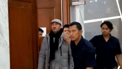 Polrestabes Bandung Hentikan Proses Hukum WNA Australia yang Ludahi Imam Masjid, Ini Alasannya
            - galeri foto