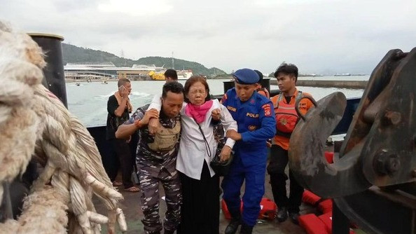 Momen upaya penyelamatan penumpang KMP Royce 1 ini terlihat dalam beberapa video dan foto yang diunggah oleh Wakapolda Banten Brigjen M Sabilul Alif.